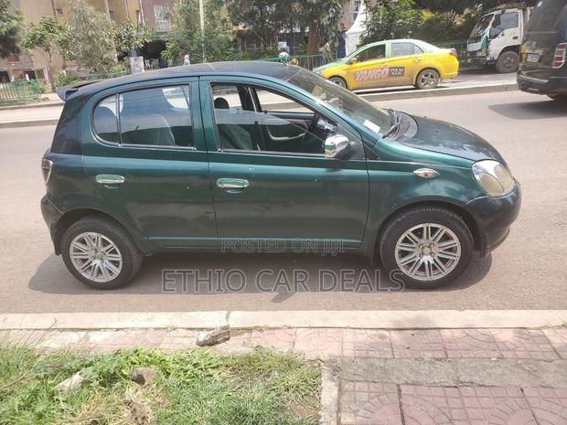 Toyota Vitz 2000 Green