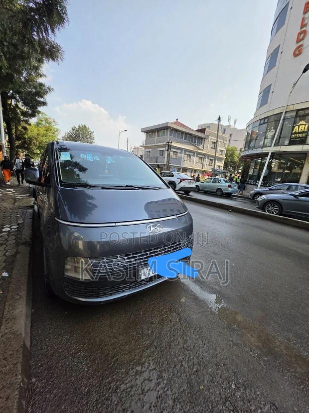 Hyundai Staria 2023 Gray