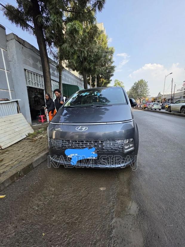 Hyundai Staria 2023 Gray