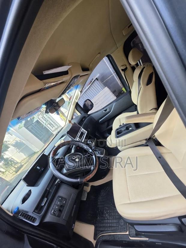 Hyundai Staria 2023 Gray