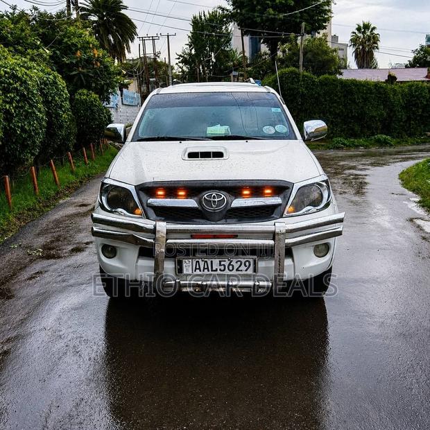 Toyota Hilux 2010 White