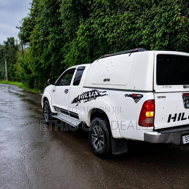 Toyota Hilux 2010 White