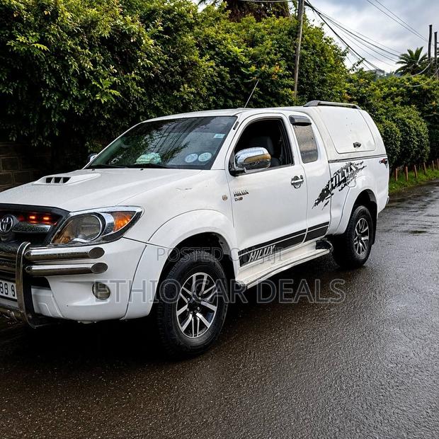 Toyota Hilux 2010 White