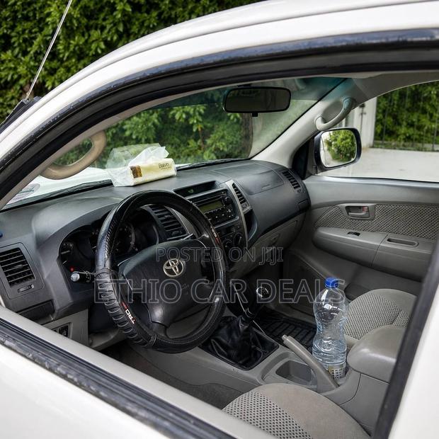 Toyota Hilux 2010 White