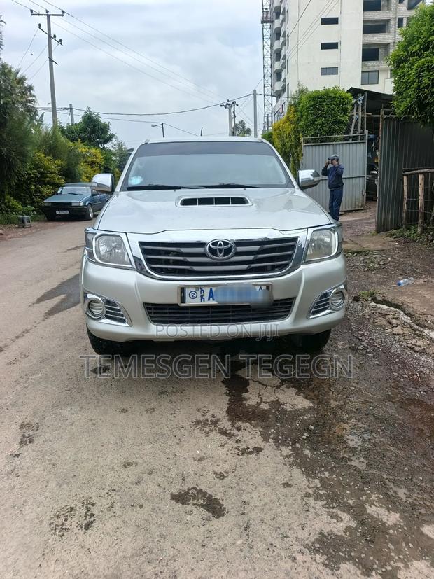Toyota Hilux 2013 Gold