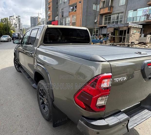 Toyota Hilux 2021 Gray