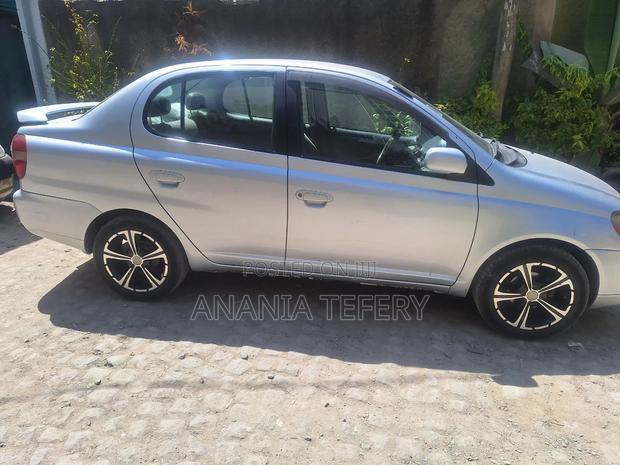Toyota Platz 2001 Silver