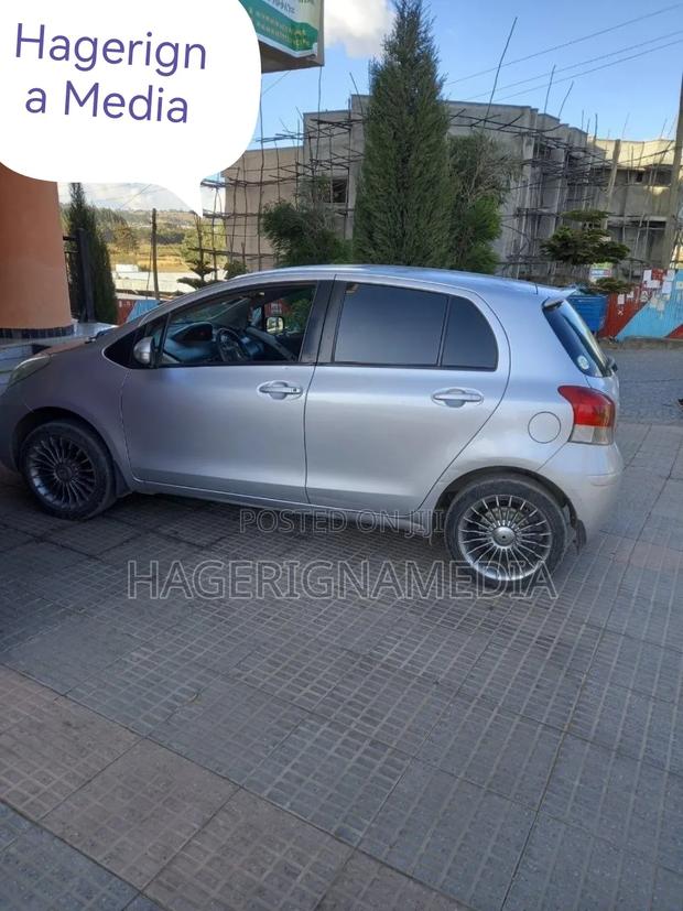 Toyota Yaris 2012 Silver