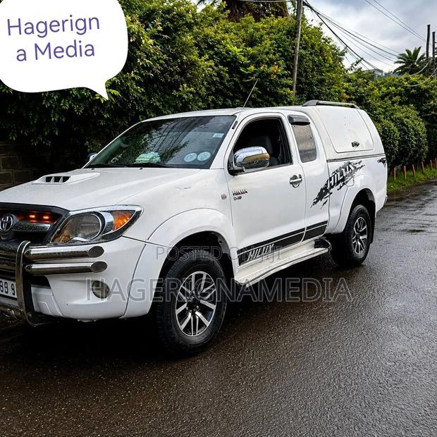 Toyota Hilux 2010 White