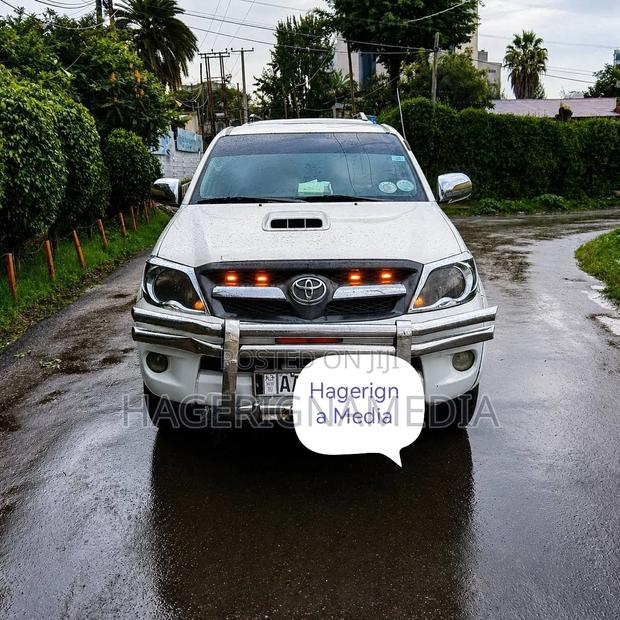 Toyota Hilux 2010 White