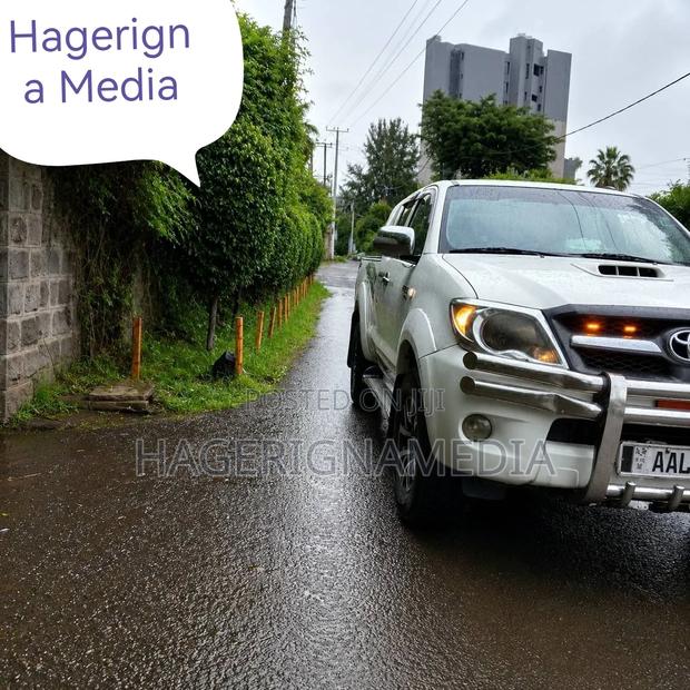 Toyota Hilux 2010 White