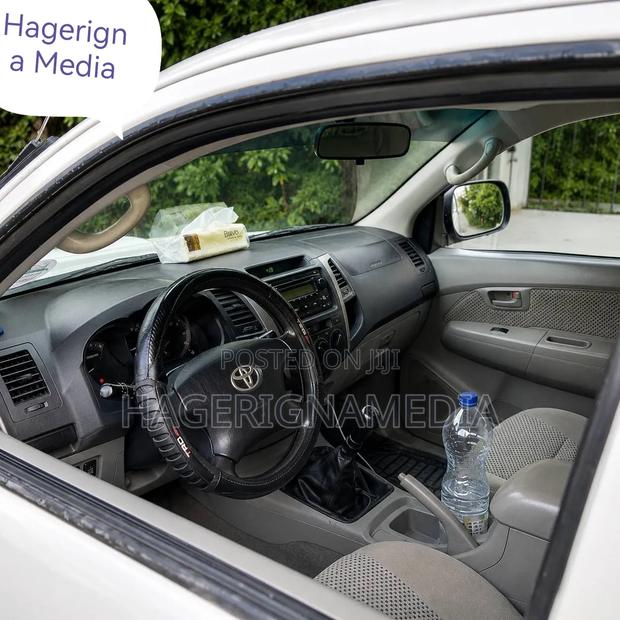 Toyota Hilux 2010 White