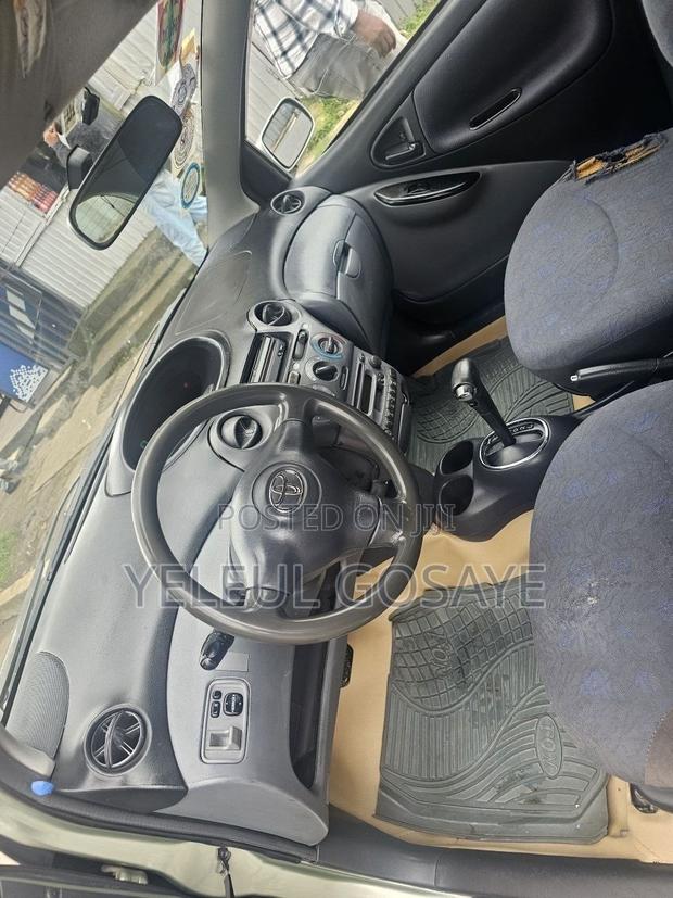 Toyota Vitz 2002 Silver