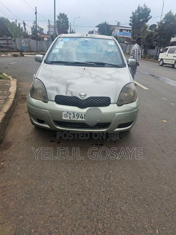 Toyota Vitz 2002 Silver