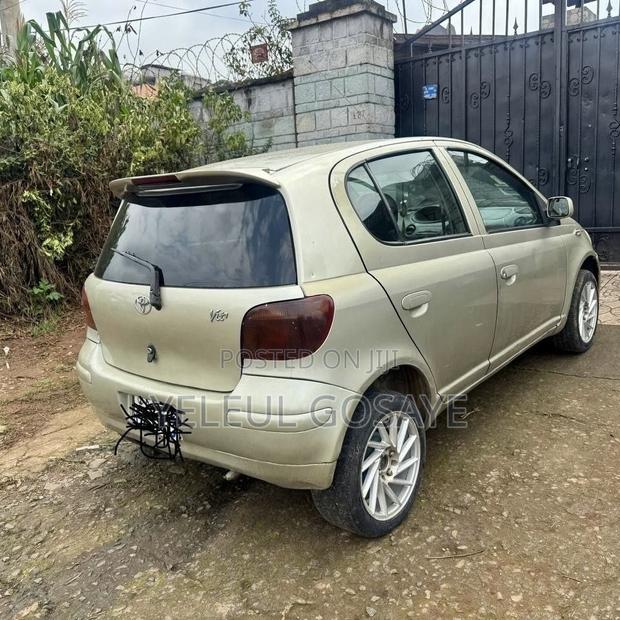 Toyota Vitz 2002 White