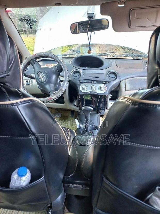 Toyota Vitz 2004 White