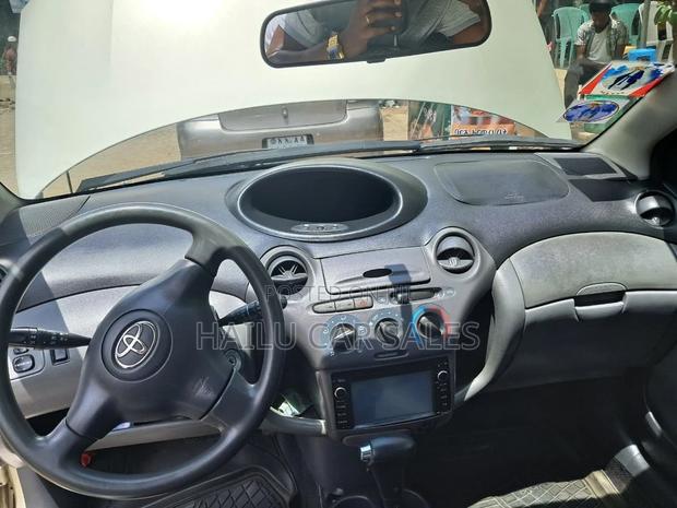 Toyota Vitz 2002 Gold