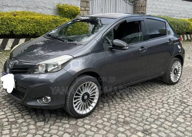 Toyota Yaris 2012 Black