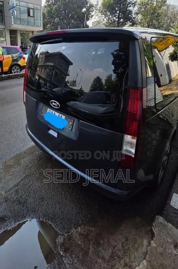 Hyundai Staria 2024 Gray