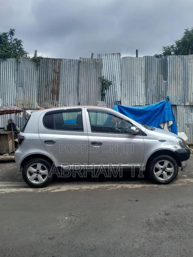 Toyota Vitz 2001 Silver