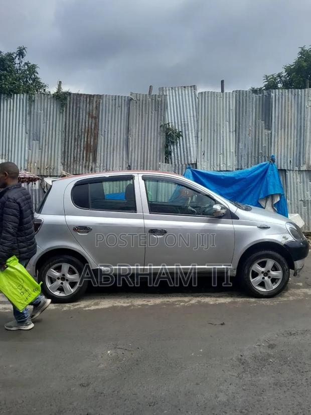 Toyota Vitz 2001 Silver