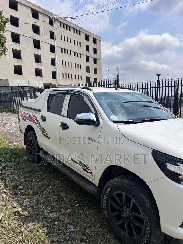 Toyota Hilux 2021 White