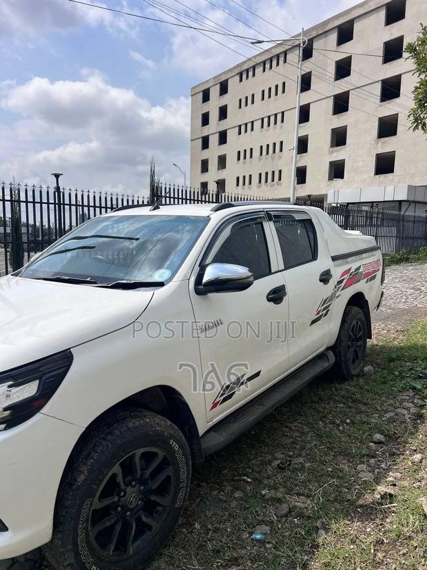 Toyota Hilux 2021 White