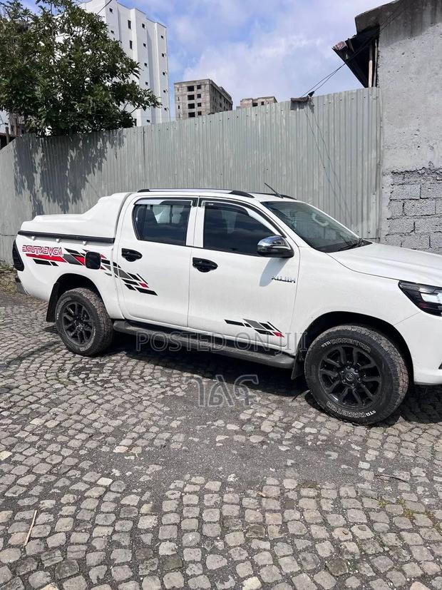Toyota Hilux 2021 White