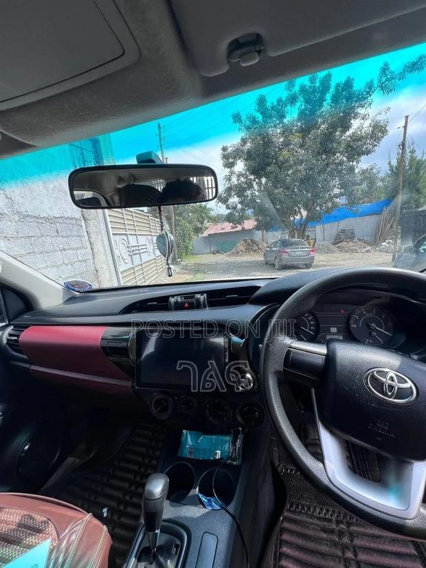 Toyota Hilux 2021 White