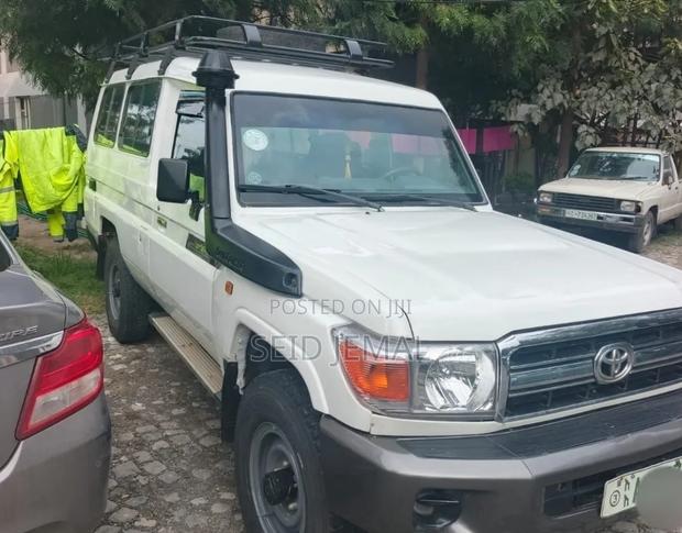 Toyota Land Cruiser 2015 White