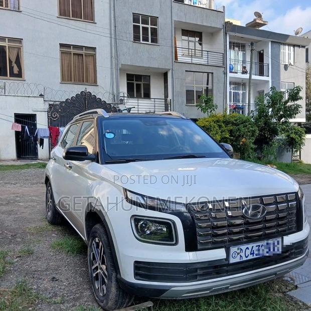 Hyundai Venue 2024 White