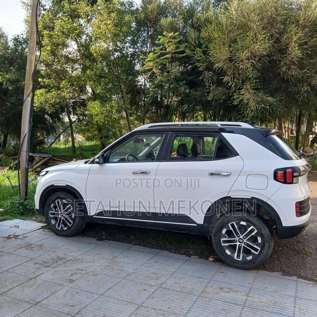 Hyundai Venue 2024 White