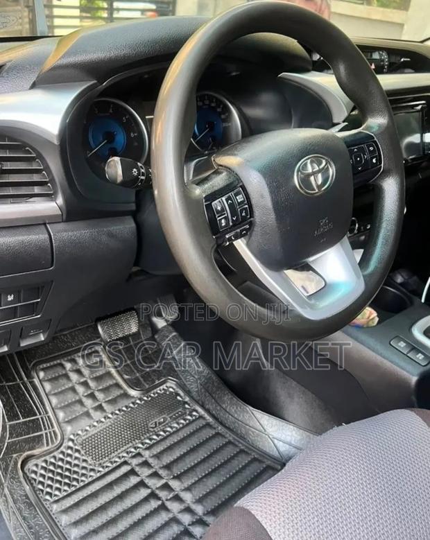 Toyota Hilux 2017 Gray