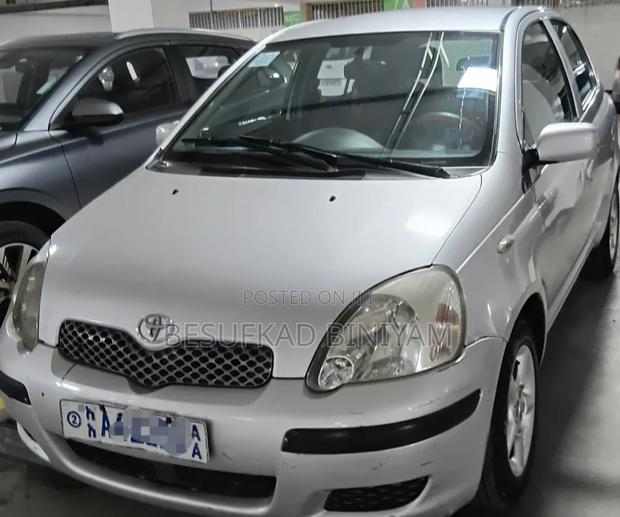 Toyota Vitz 2004 Silver
