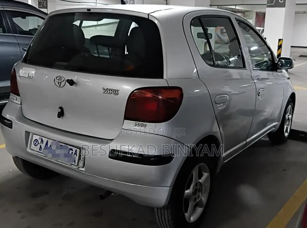 Toyota Vitz 2004 Silver