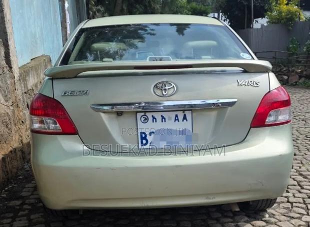 Toyota Yaris 2009 Gold