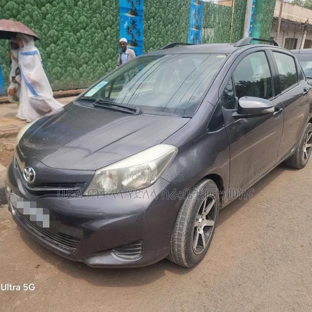 Toyota Yaris 2012 Gray
