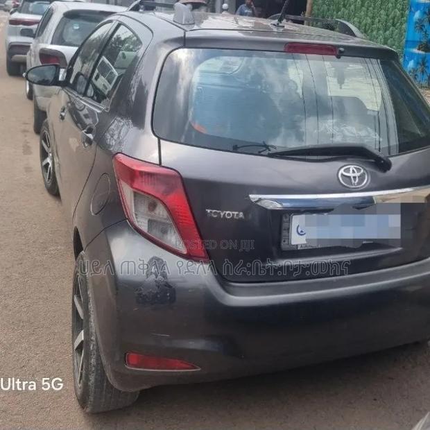 Toyota Yaris 2012 Gray