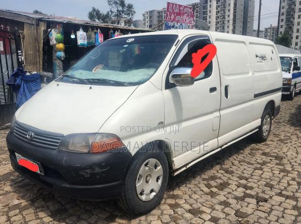Toyota Grand HiAce 2002 White