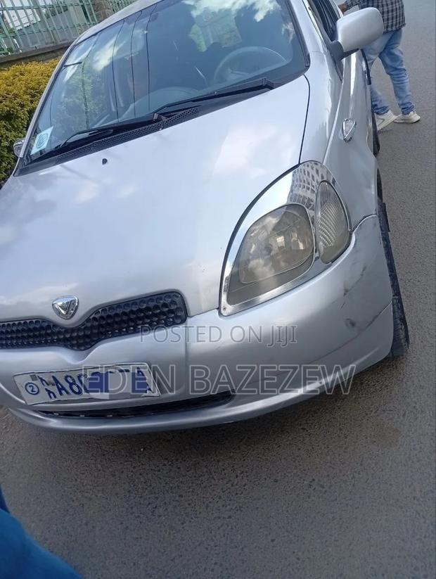 Toyota Vitz 2001 Silver