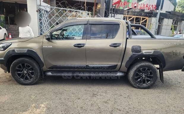 Toyota Hilux 2022 Gray