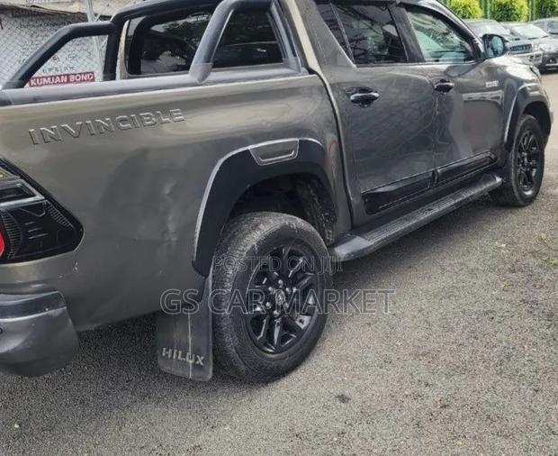 Toyota Hilux 2022 Gray