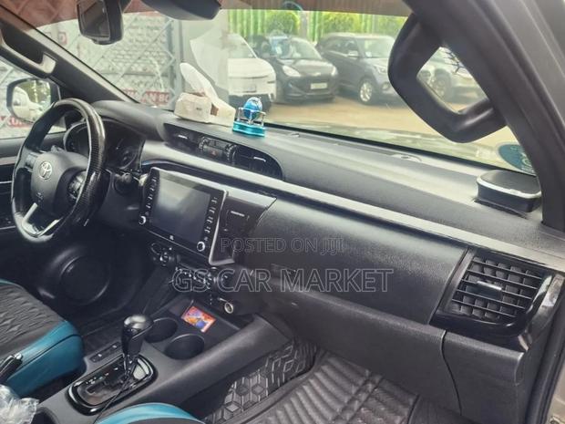 Toyota Hilux 2022 Gray
