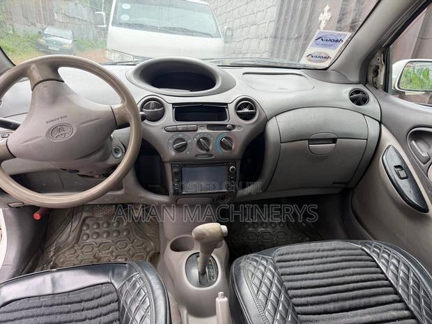 Toyota Platz 2001 White