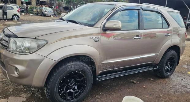 Toyota Fortuner 2010