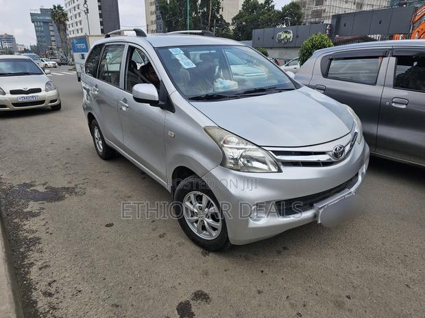 Toyota Avanza 2013 Gold