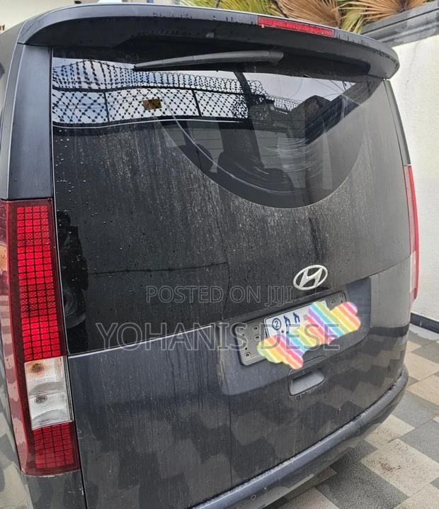 Hyundai Staria 2022 Black