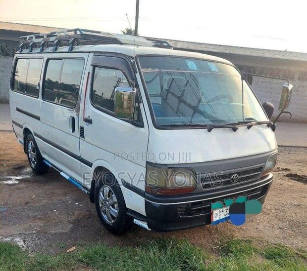 Toyota Grand HiAce 2002 White