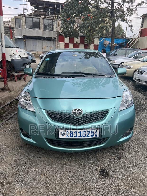 Toyota Yaris Base Sedan 4dr 2010 Blue
