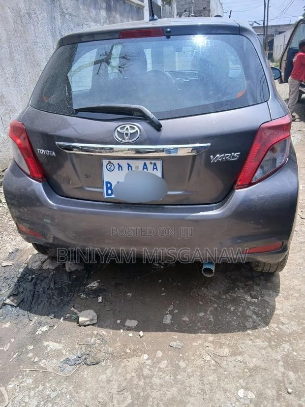 Toyota Yaris 2012 Gray